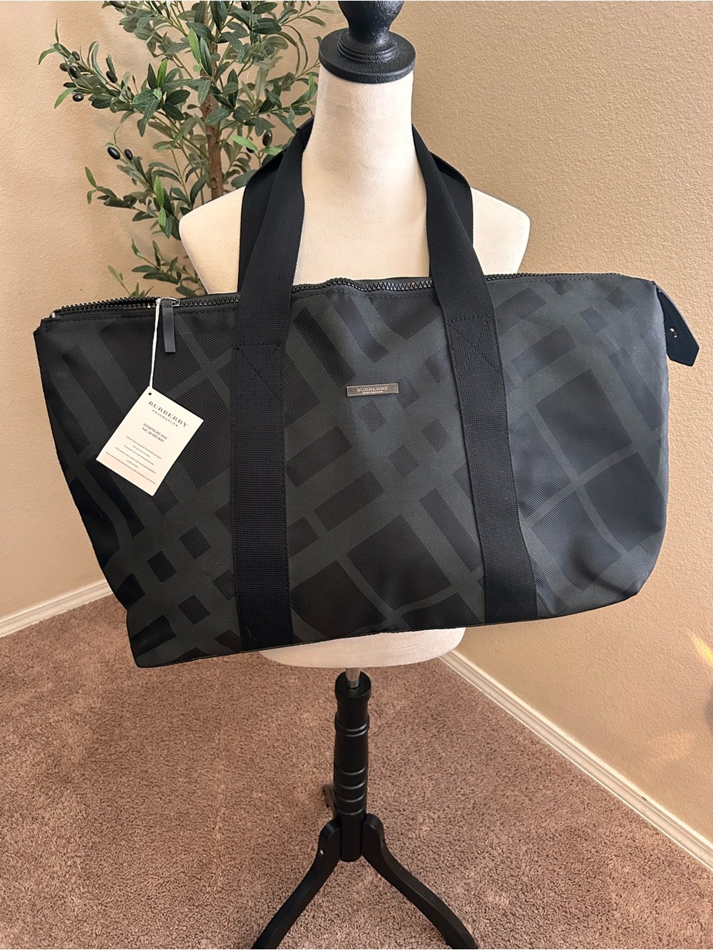 Burberry Fragrance Bag Black Plaid Reversible Weekend XL Tote New - Picture 9 of 9